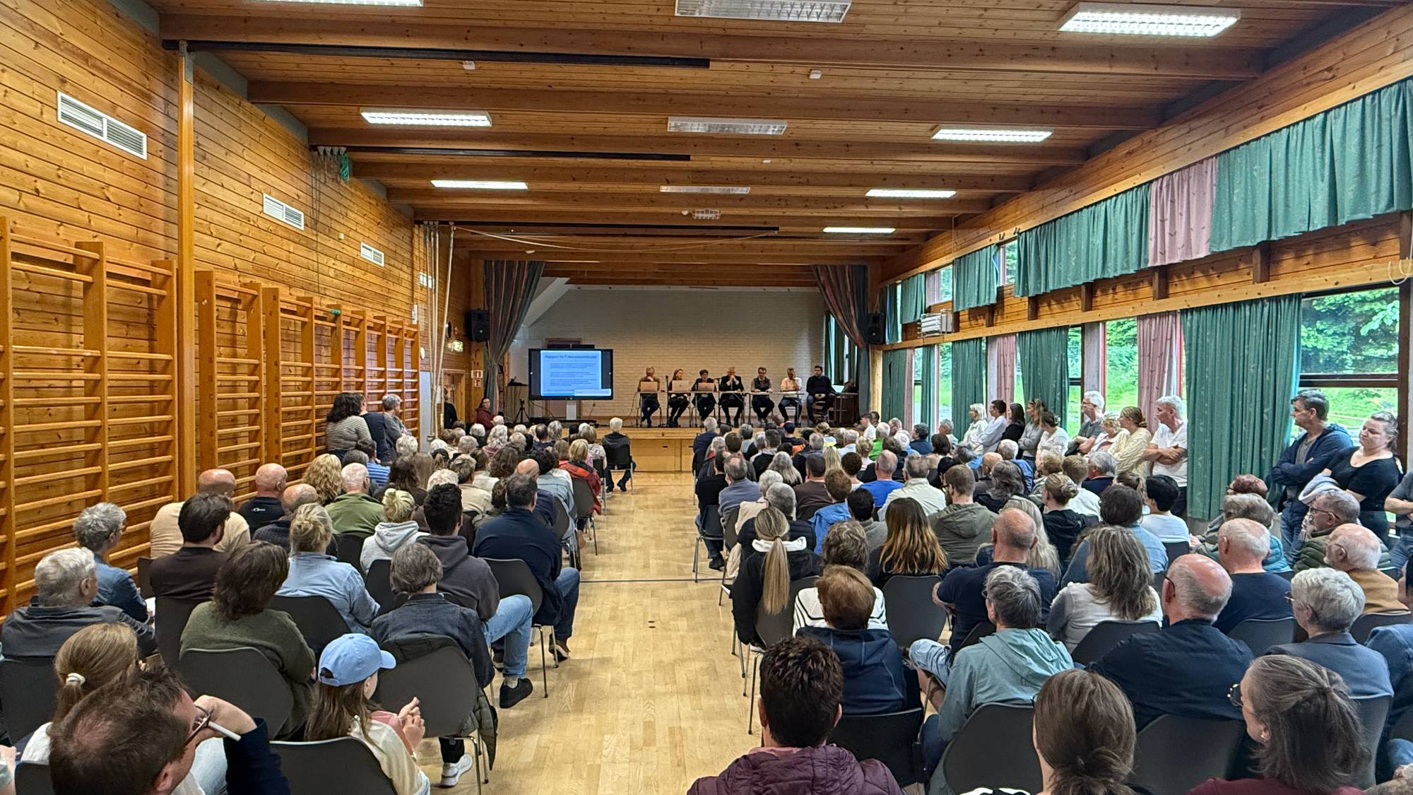 Fleire folk i ein gymsal.