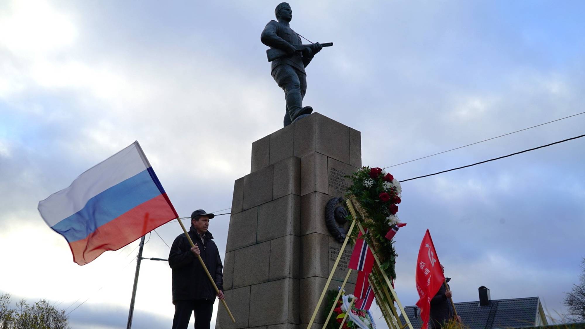 Russisk flagg ved Frigjøringsmonumentet