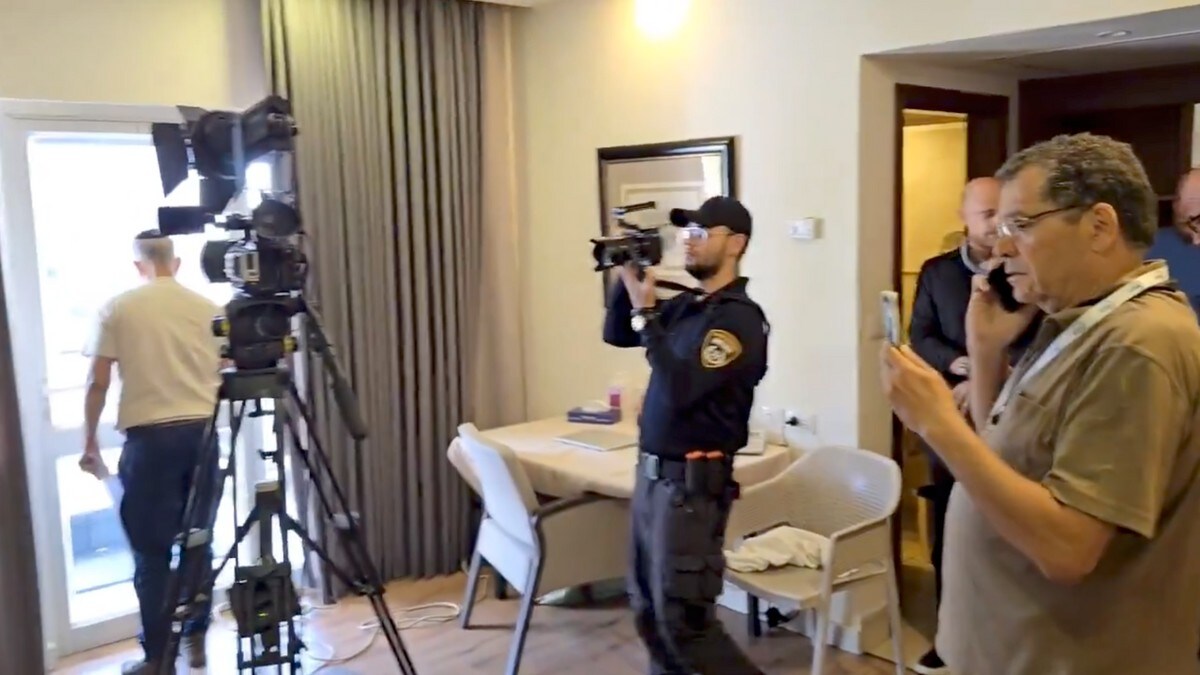 Her går israelsk politi til aksjon mot Al Jazeera