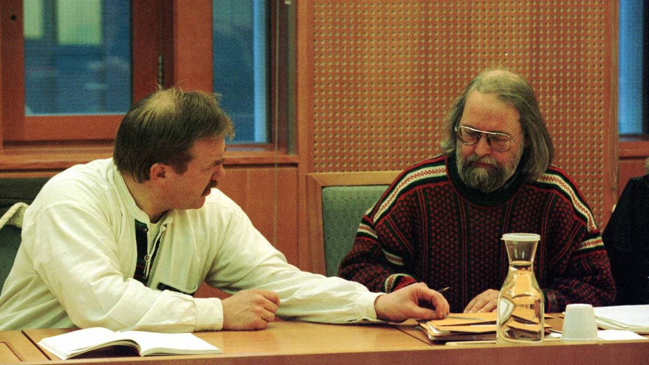 ULV: Forbundsleder i Norges Miljøvernforbund Kurt Oddekalv (t.v.) i Namsretten i Oslo i 1999. Sosiolog Åge Simonsen til høyre. Norges Miljøvernforbund klaget fellingstillatelsen for en ulv i Finnmark inn for retten.