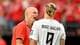 MARIA LYSAKER / REUTERS,NTB Landslagstrener Ståle Solbakken snakker med Erling Braut Haaland på en fotballbane. (Bildebeskrivelsen er laget av en KI-tjeneste)