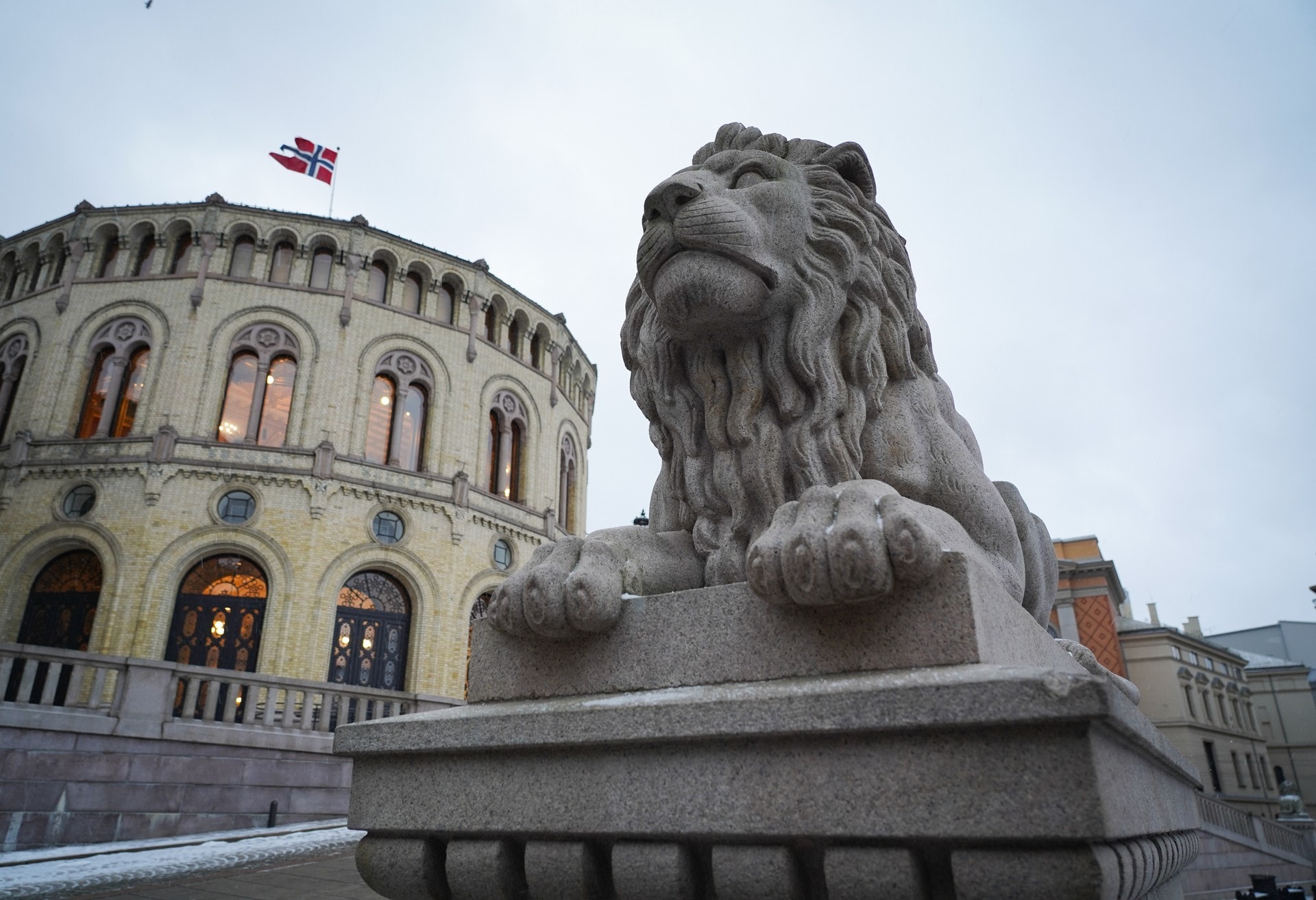 Vil granske norske Iran-koblinger – slik svarer Sandberg