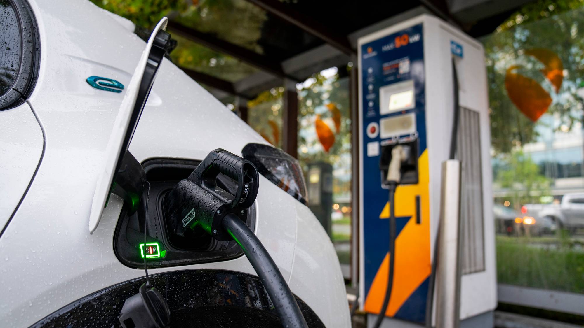 Hurtiglanding av elbil på Recharge sin hurtigladerstasjon på Skøyen i Oslo.
