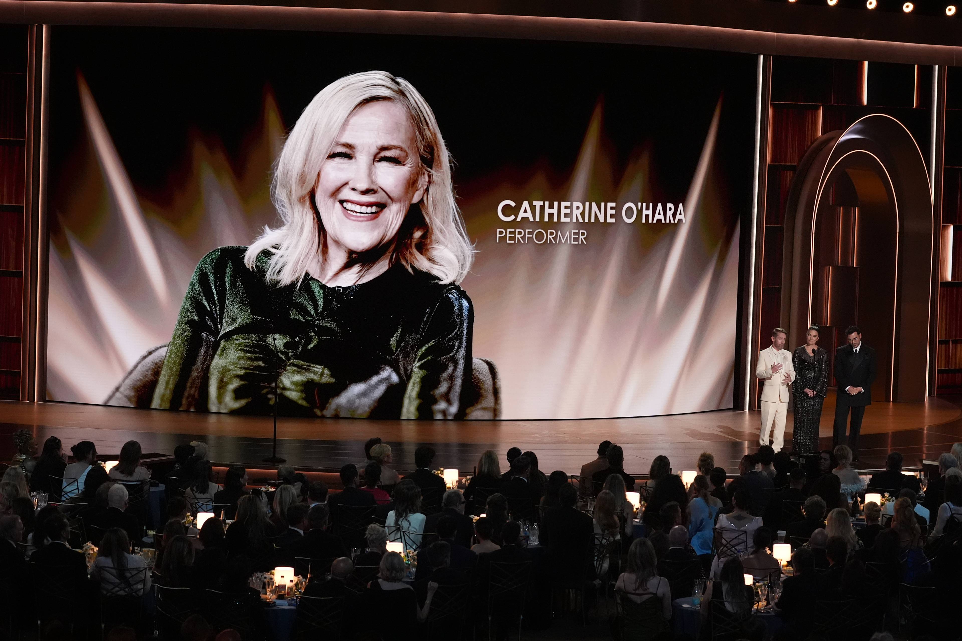 Storskjerm viser et bilde av Catherine O'Hara under en prisutdeling med et publikum foran scenen. (Bildebeskrivelsen er laget av en KI-tjeneste)