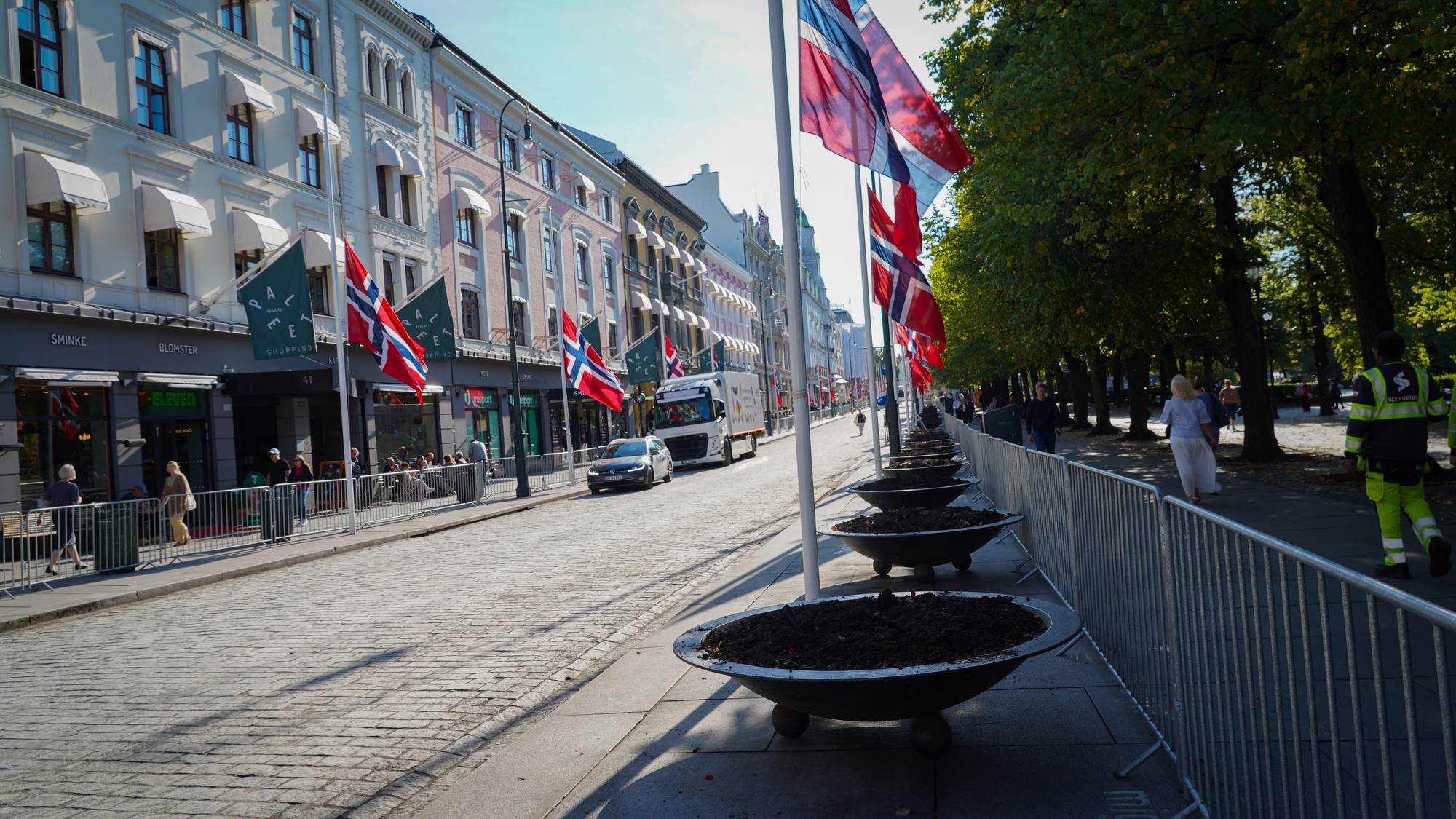 Karl Johans gate som forberedes til Kong Haralds gravferd.