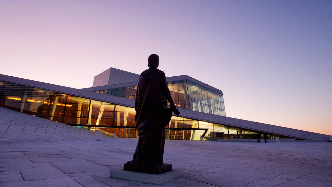 Kirsten Flagstad-statuen foran Operaen