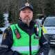 Jøte Toftaker / NRK En politimann i uniform står foran en politibil på en snødekt skogsvei. Politiets sperrebånd er synlig i bakgrunnen. En annen person er nær politibilens bakdør. Det er vinter, og hovedsakelig bar trær omgir området. (Bildebeskrivelsen er laget av en KI-tjeneste)
