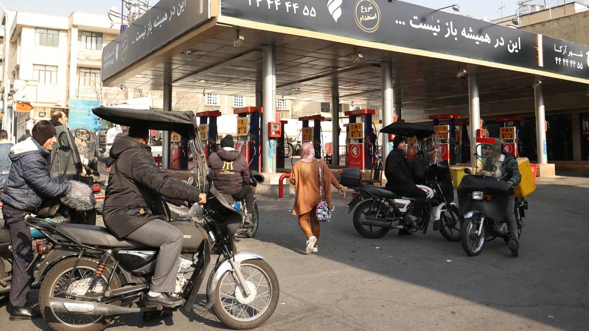 Iran’s Gas Stations Hit by Cyber Attacks Linked to Israel: Predatory Sparrow Takes Responsibility