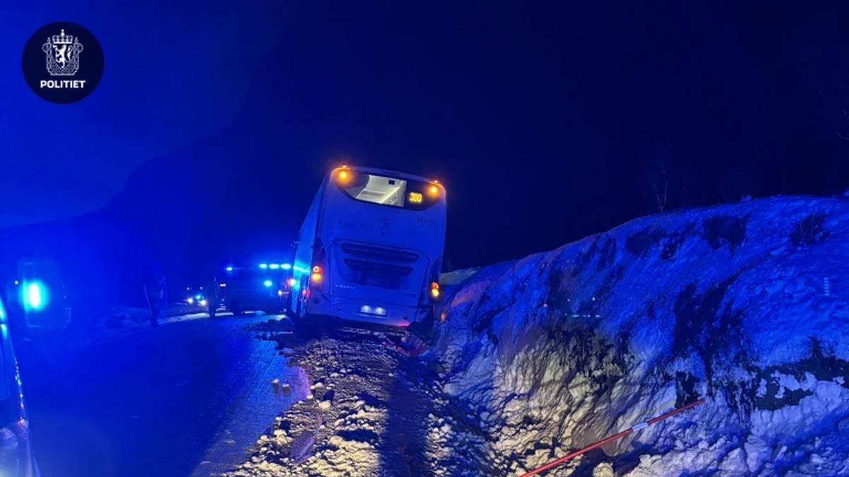 En person sendt til sykehus etter ulykke med skolebuss