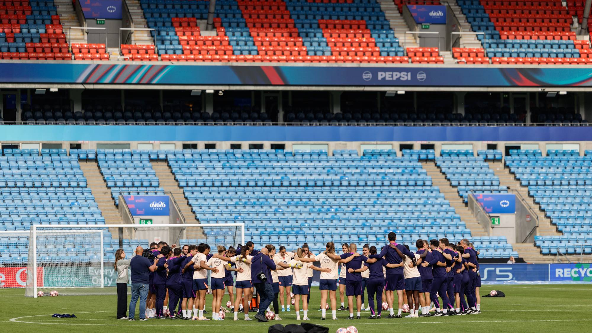 FC Barcelona trener på Ullevaal stadion før Mesterliga finalen.