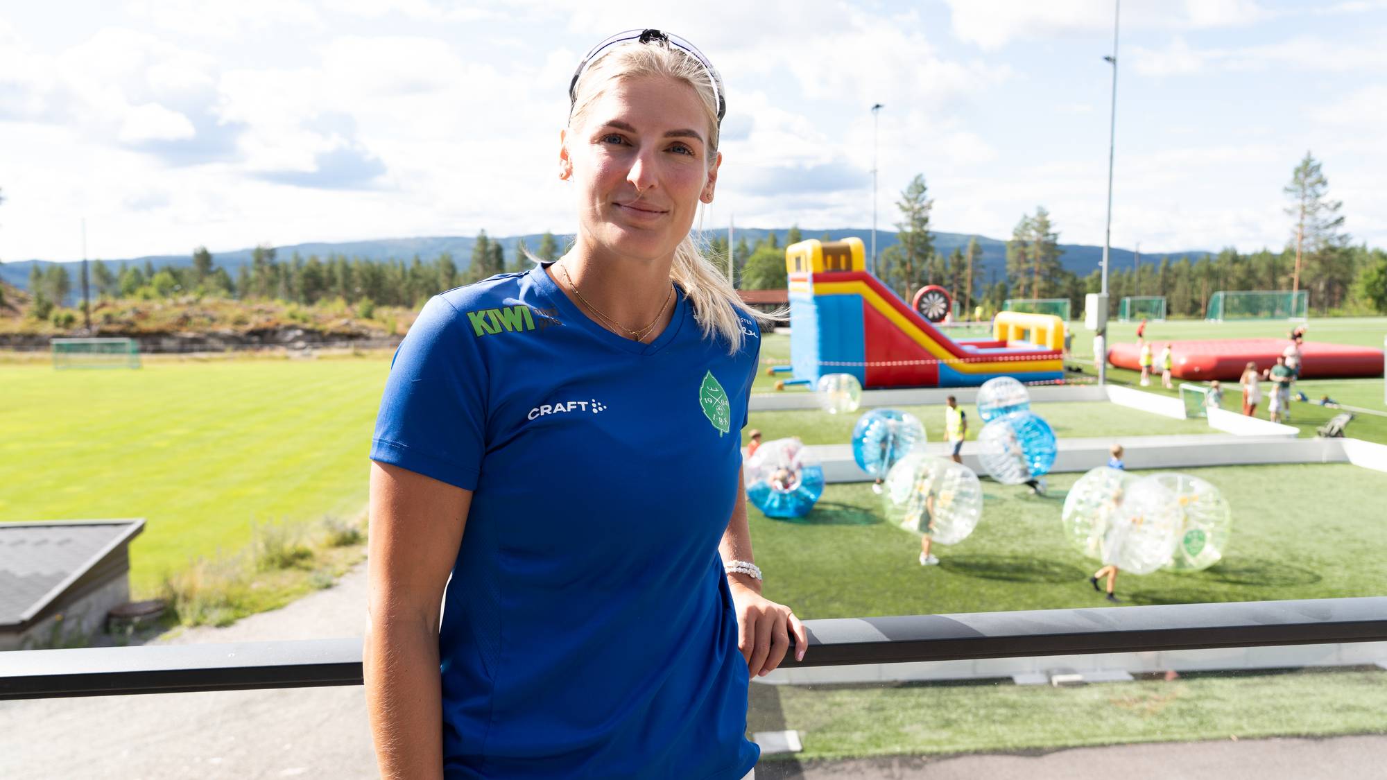 En kvinne på et stadion