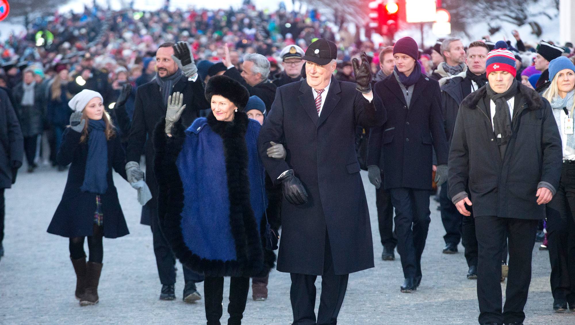 Dronning Sonja og kong Harald vinker til de fremmøtte under feiringen av kongeparets 25-årsjubileum
