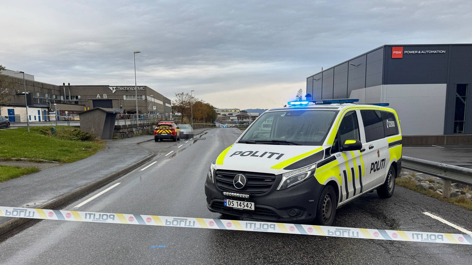 Bilde av en politibil, bak sperrebånd der det har vært en ulykke. 