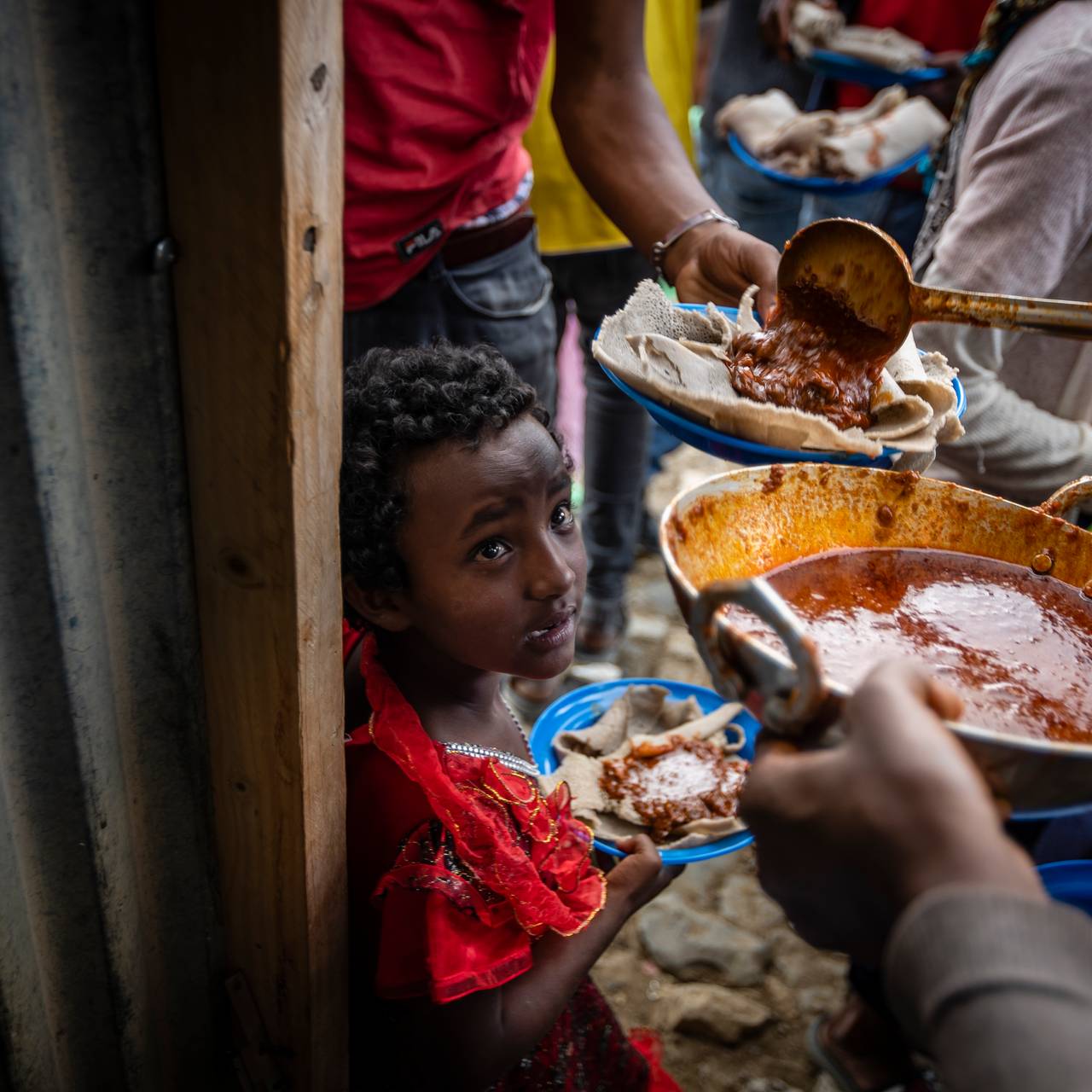Elena (7) står i en matkø i sammen med andre internt fordrevne flyktninger i byen Mekele, i Tigray-regionen nord i Etiopia. 9. mai, 2021.   