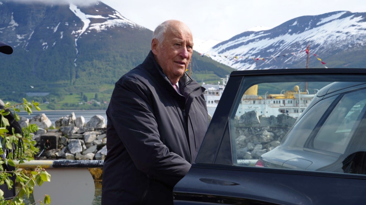 Kongeparet besøker Balsfjord: Tilbake til historisk skjulested fra krigen