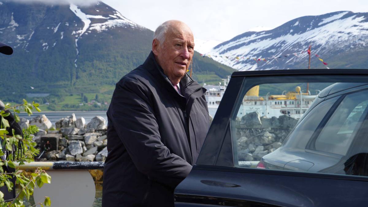 Historisk kongebesøk: Tilbake på faren og farfaren sin skjulestad under krigen