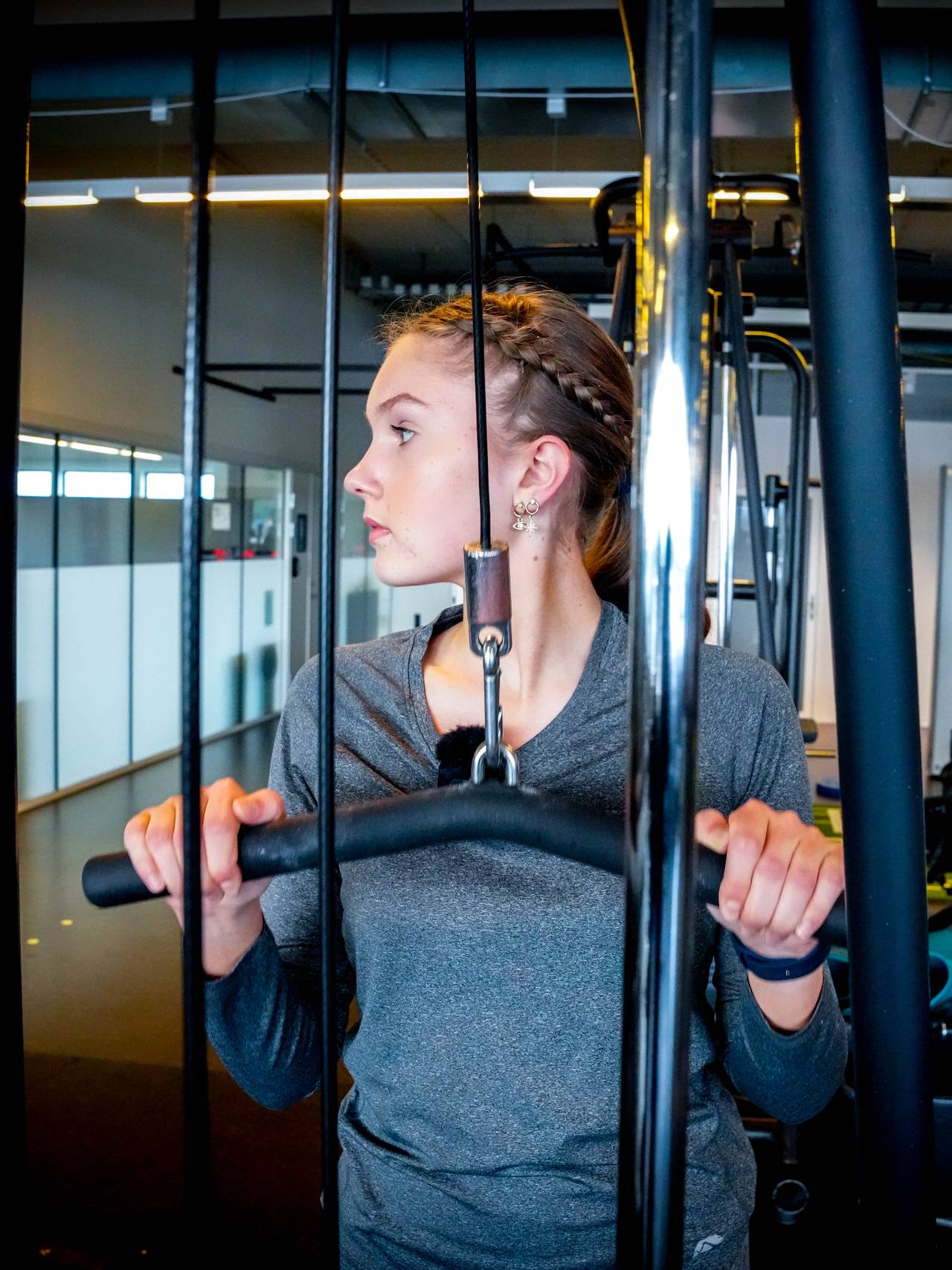Vilde Nilsson ser i speilet mens hun trener triceps