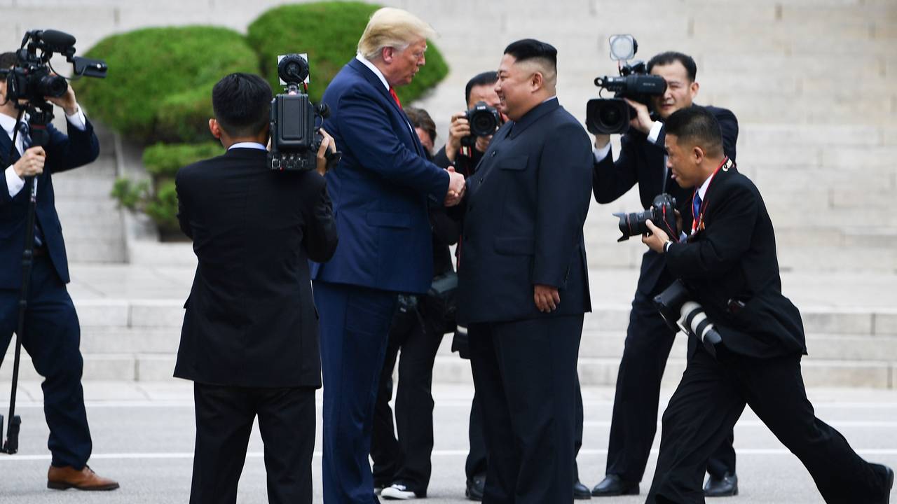 Donald Trump og Kim Jong-un trykker hender på den nordkoreanske siden av den demilitariserte sonen