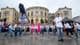 Fredrik Varfjell / NTB En gruppe ungdommer utfører dansetrinn foran Stortinget. De bærer hvite t-skjorter og løse bukser. Noen deltar aktivt i dansen, mens andre står klar til å ta del. Omgivelsene er preget av en regnfull dag med få tilskuere.