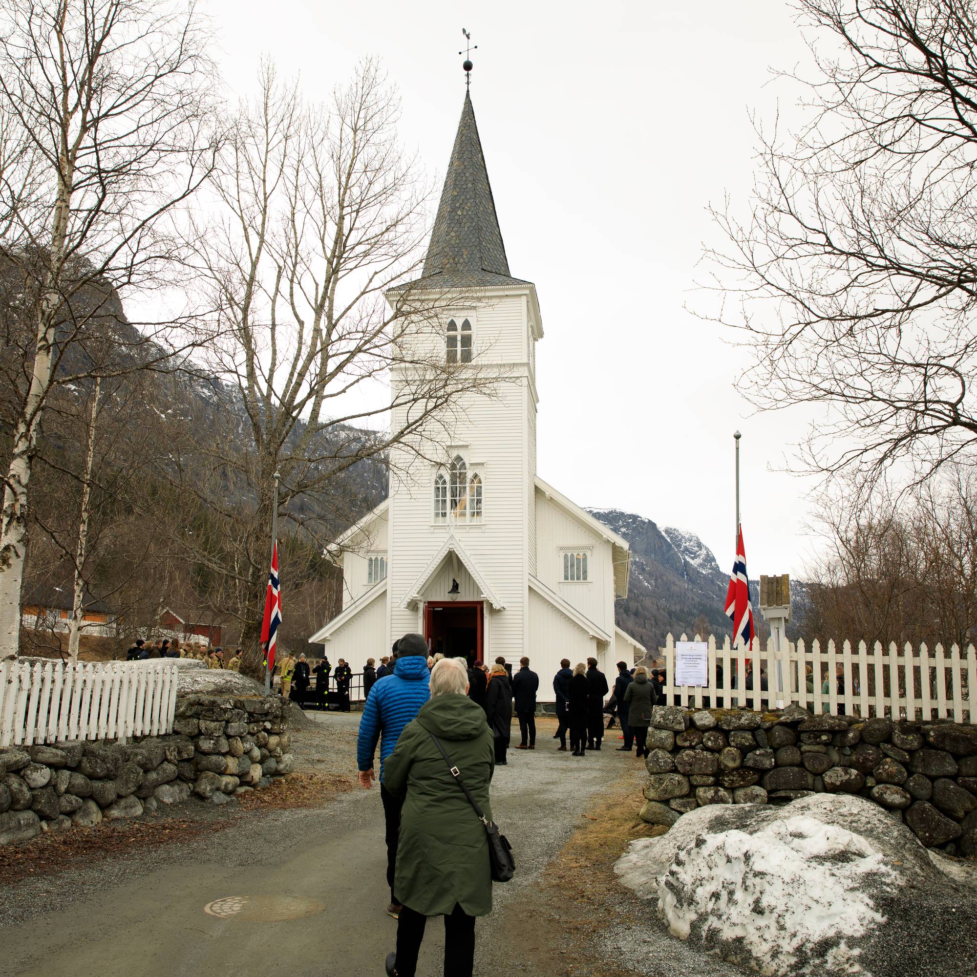 Folk som går til ei kirke