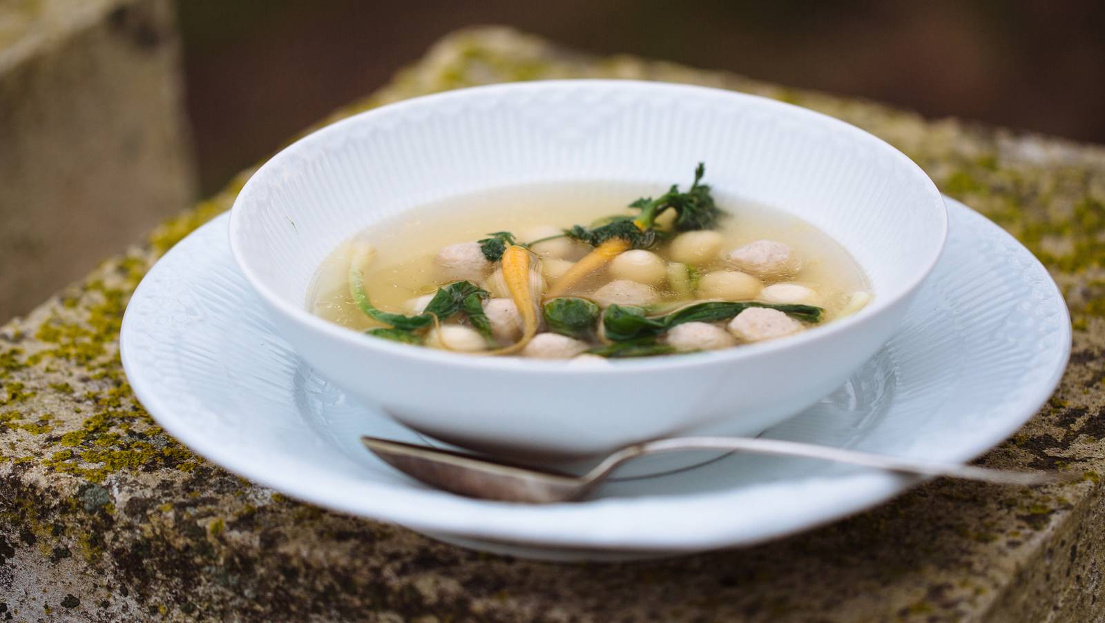 Hønsesuppe med kjøttboller og melboller NRK Mat Oppskrifter og inspirasjon