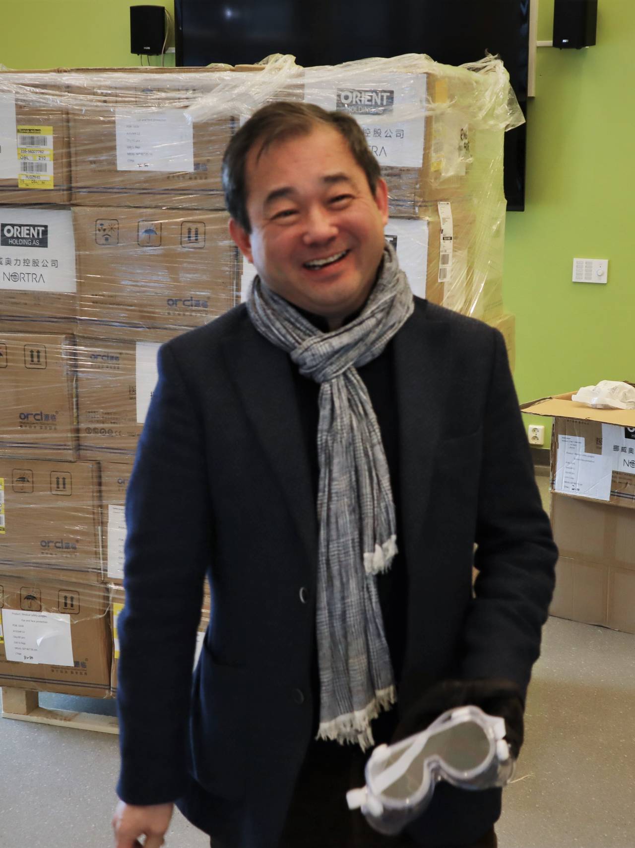 Smittevernutstyret fra Kina er på plass i Bodø. Importør Stephen Fu.