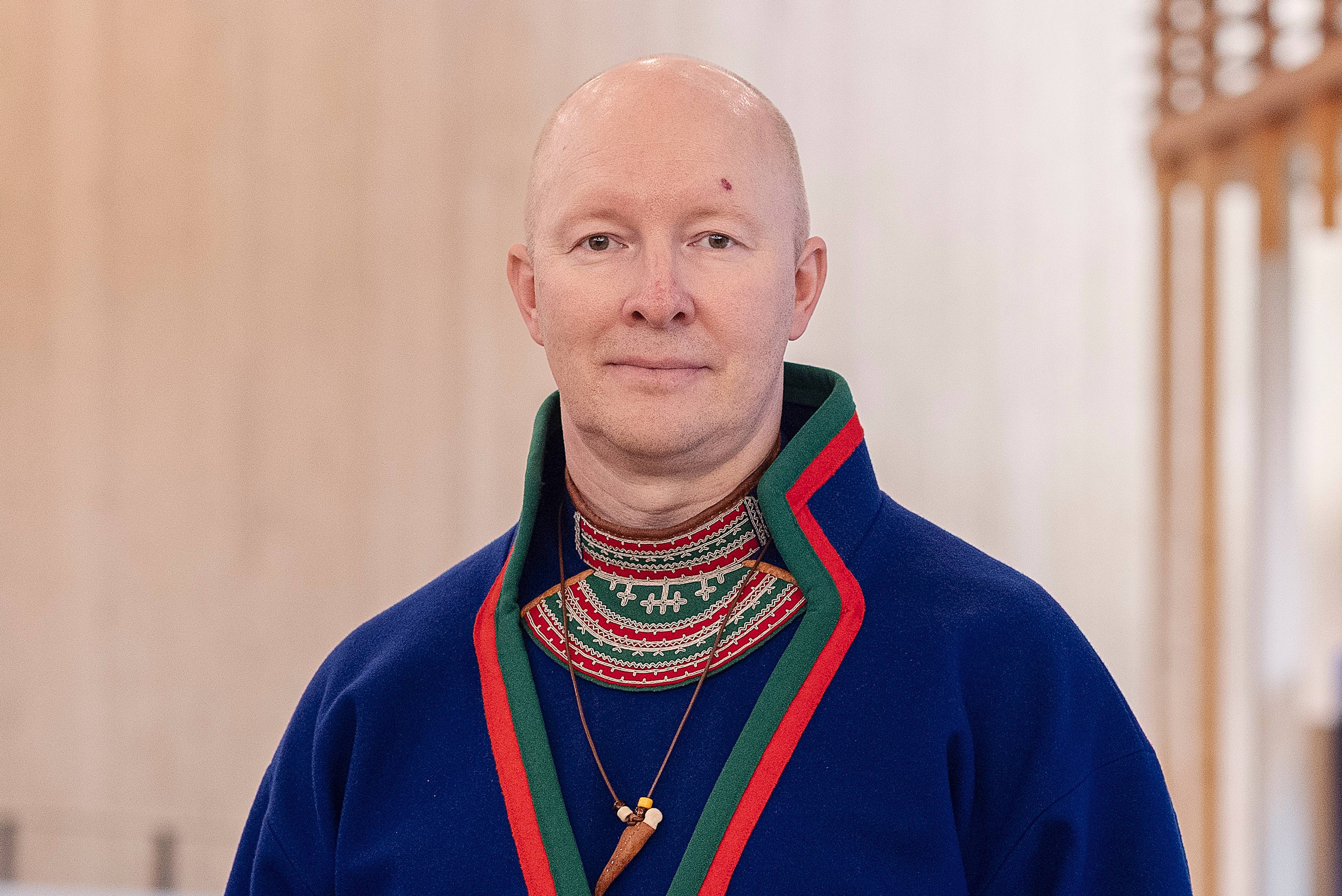 en person iført en blå kofte (Bildebeskrivelsen er laget av en KI-tjeneste)