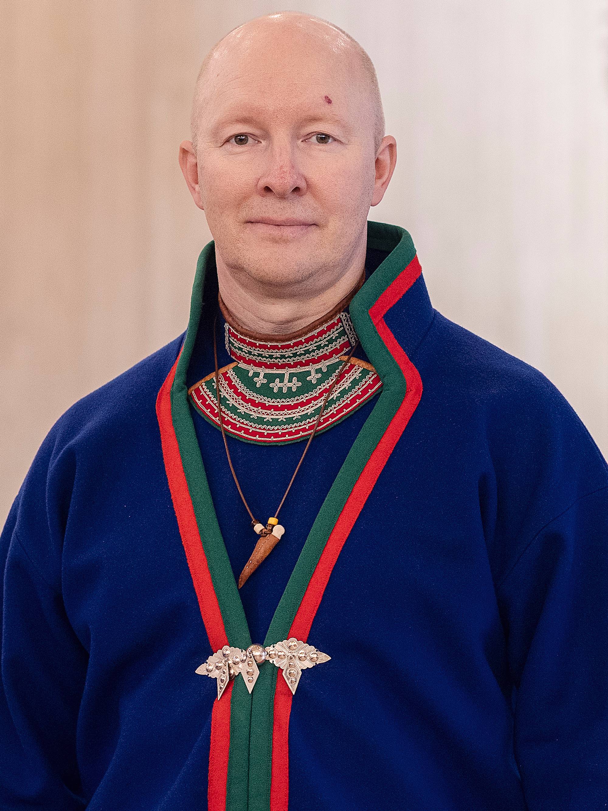 en person iført en blå kofte (Bildebeskrivelsen er laget av en KI-tjeneste)