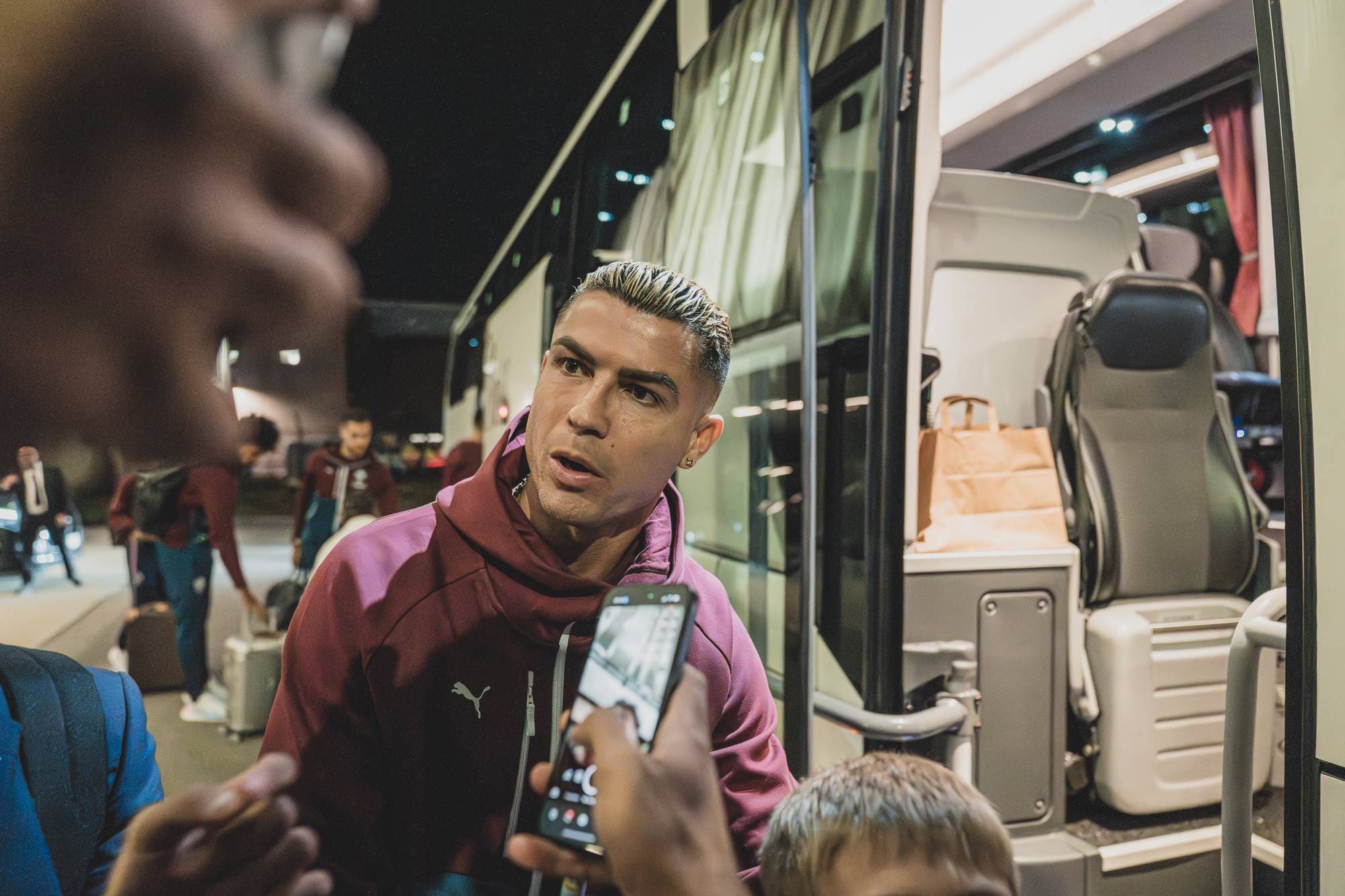 ronaldo omgitt av mobiltelefoner ser litt irritert ut