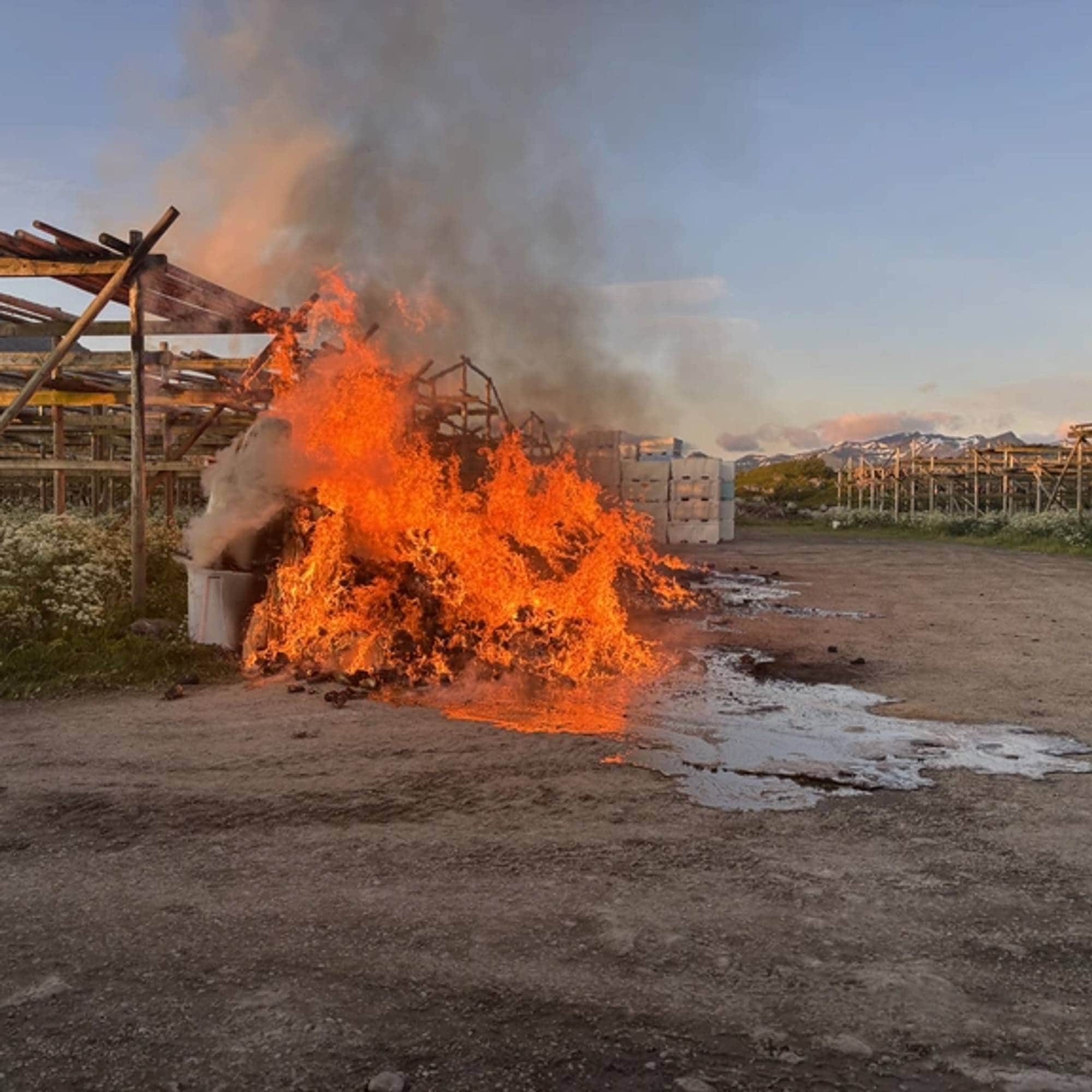 Brann like med flere trestativ