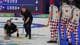 Fatima Shbair / AP / NTB To lag et curlingspill, deltar spillere i en konkurrentmatch. En spiller er på kne og slipper en curlingstein mot målet, mens en annen spiller bruker en kost for å påvirke steinens retning. De norske spillerne har på seg karakteristiske bukser med rutemønster i rødt og hvitt. I bakgrunnen vises poengsummen og OL-logoen for arrangementet. (Bildebeskrivelsen er laget av en KI-tjeneste)