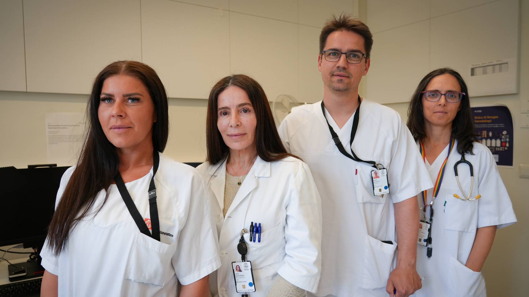 Bildet viser sykepleiere og leger iført hvit uniform