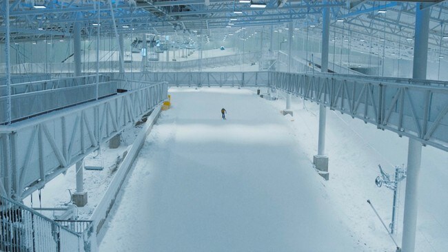Skiløper i innendørs skihall
