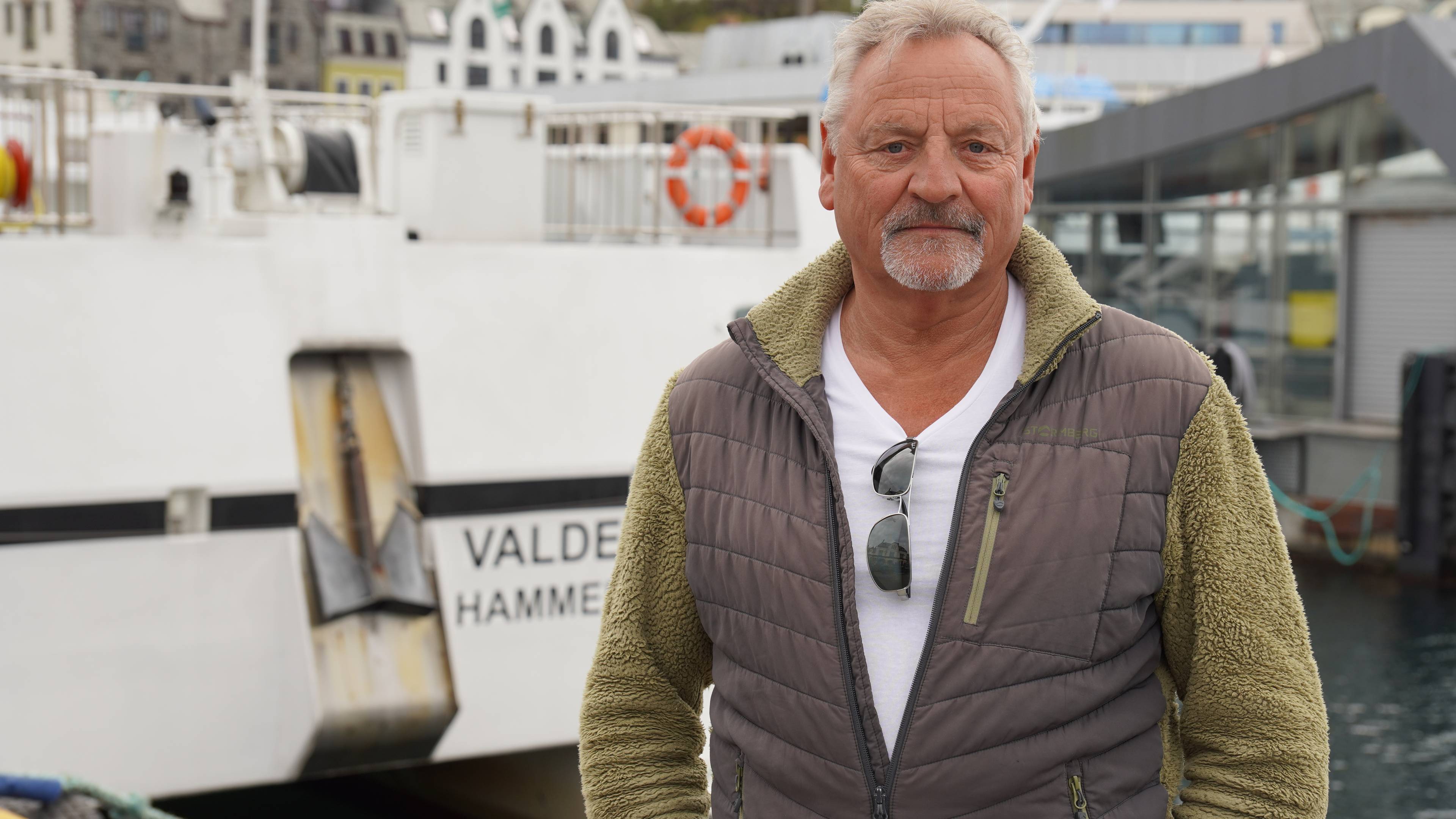 Arne Nowak står foran hurtigbåten i Ålesund.