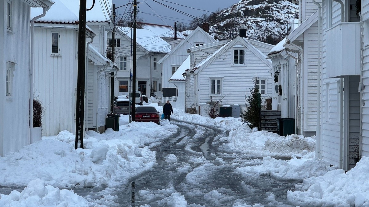 Snøkaos og glatte veier skaper problemer i Sør-Norge