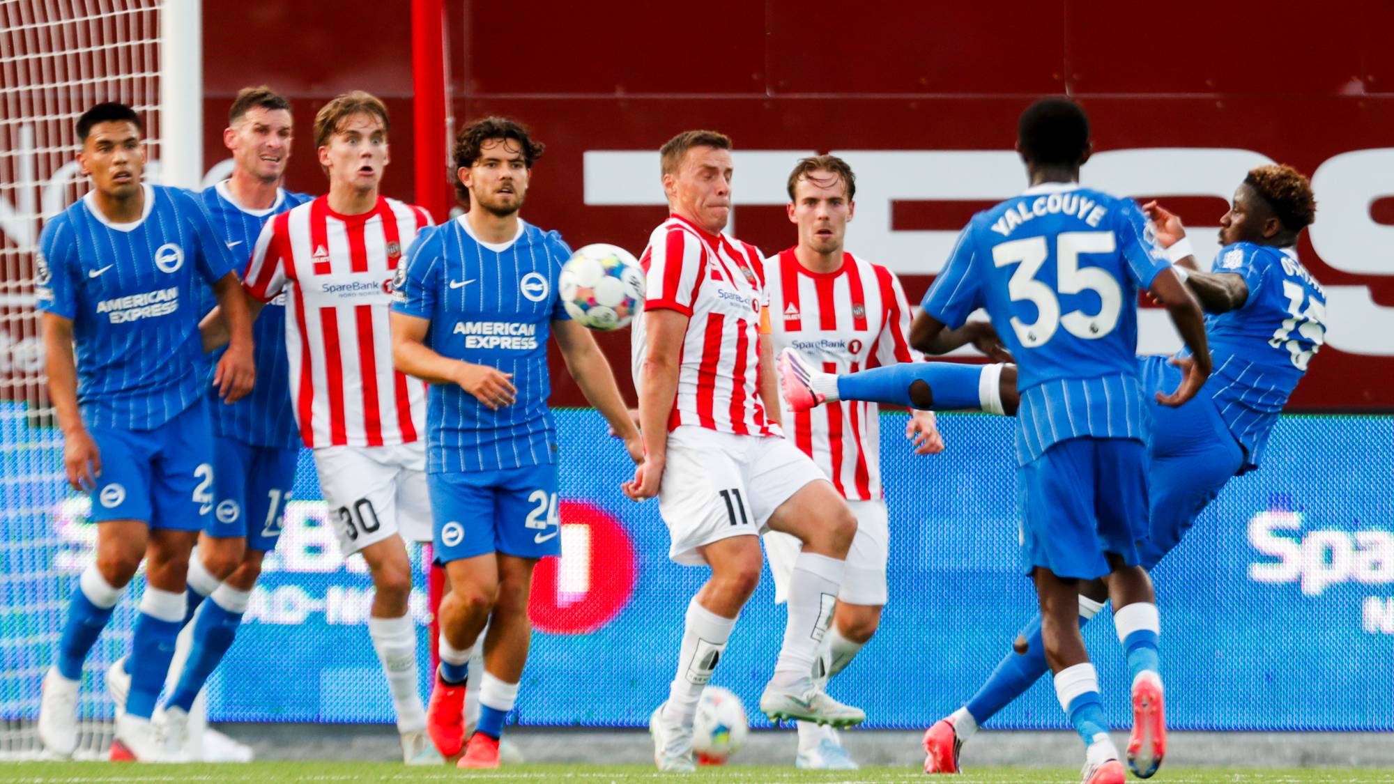 Brightons Ibrahim Osman med et skudd på mål under playoff-kampen i Conference League-kvalifiseringen i fotball mellom Tromsø og Brighton på Romssa Arena. 
