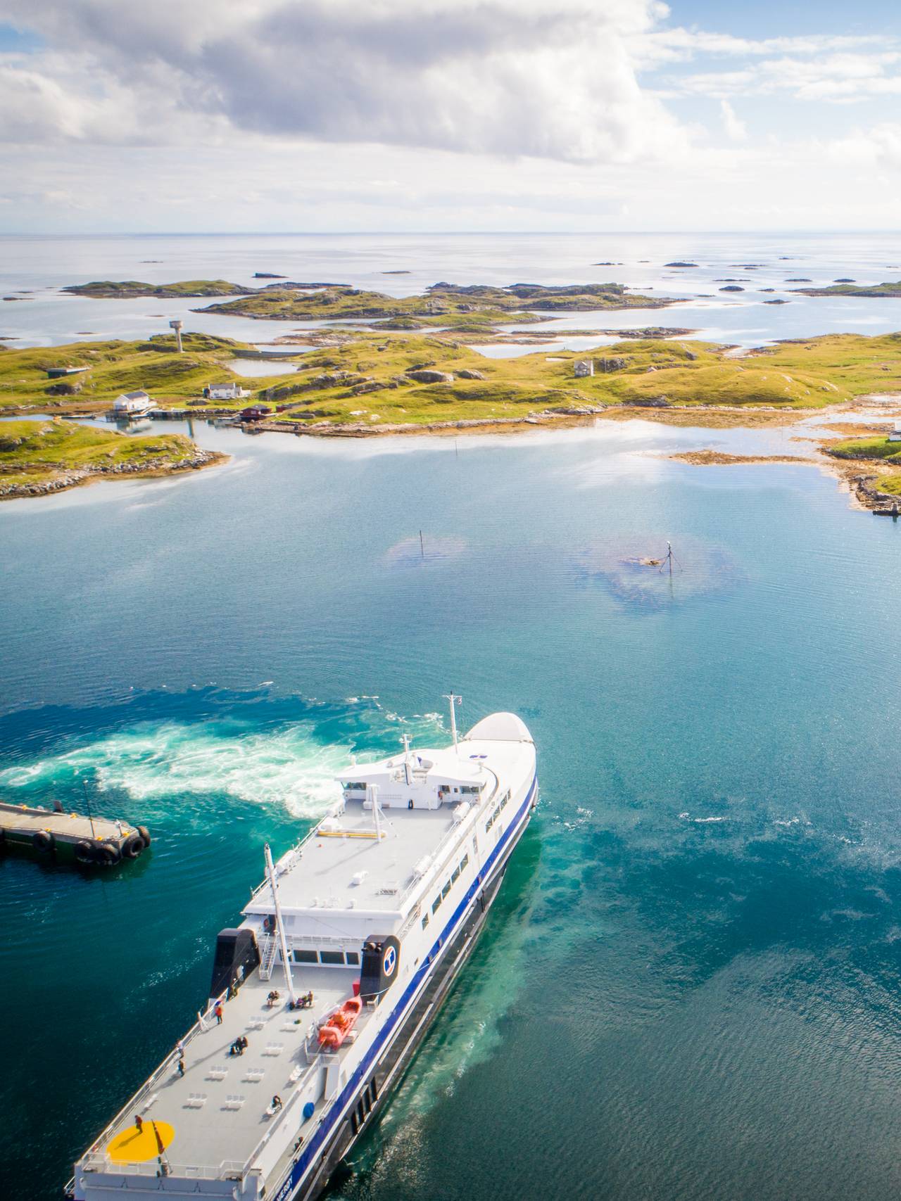 Ferge legger fra kaia på Røst helt ytterst i Lofoten.