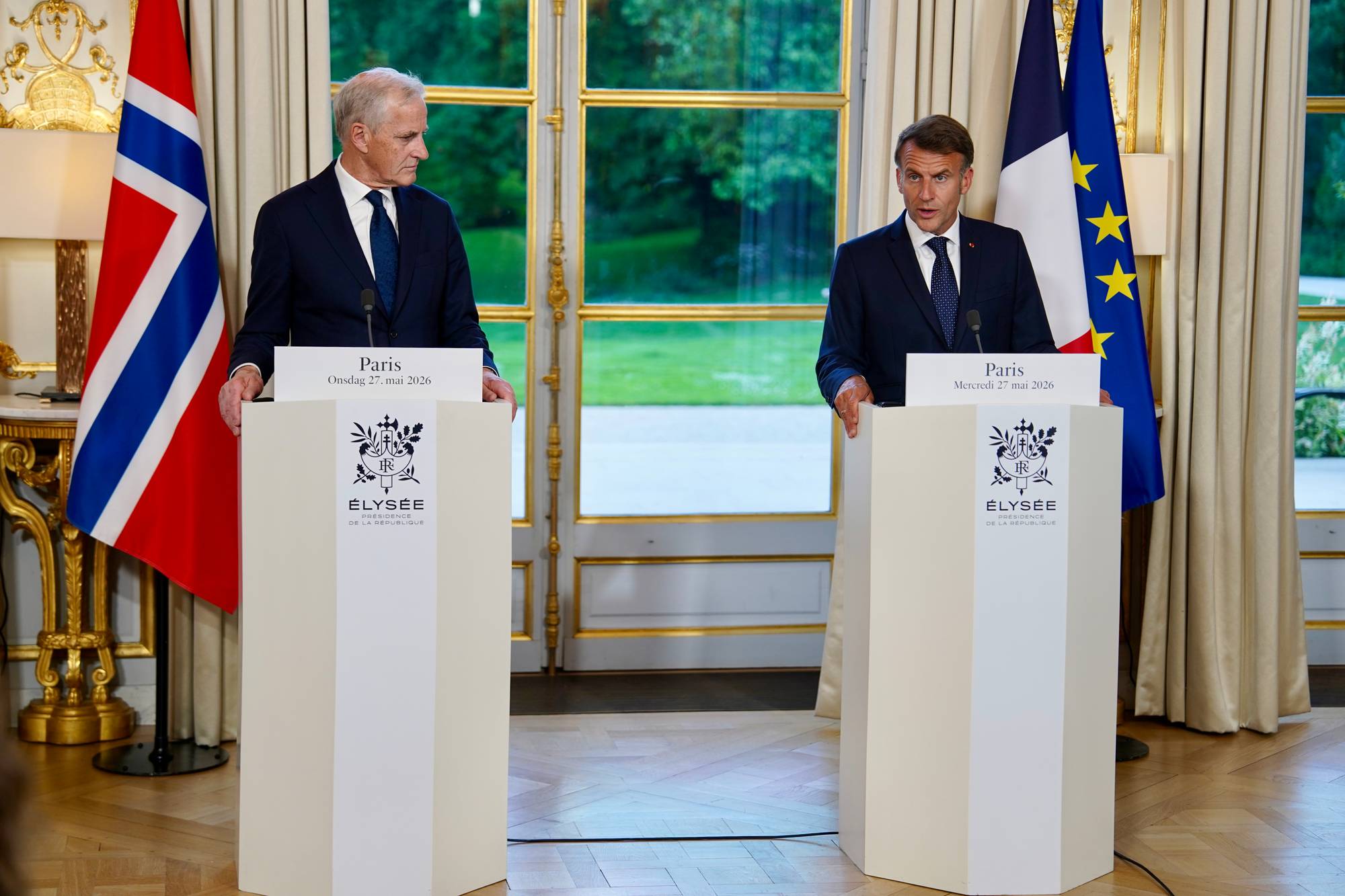 Jonas Gahr Støre og Emmanuel Macron holder pressekonferanse ved Élyséepalasset i Paris. (Bildebeskrivelsen er laget av en KI-tjeneste)