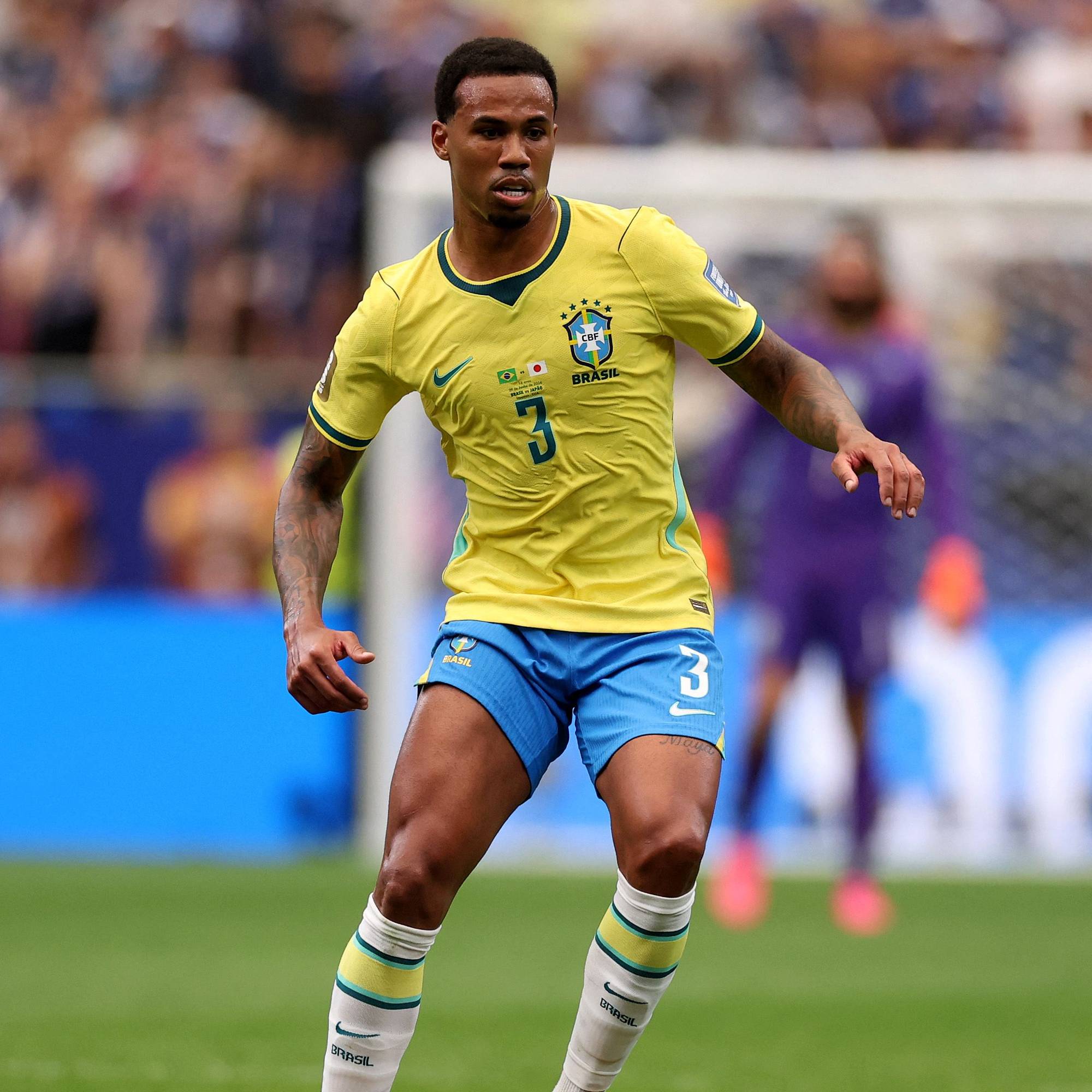 Brasiliansk fotballspiller i gul landslagsdrakt med ball ved føttene på en gressbane. (Bildebeskrivelsen er laget av en KI-tjeneste)