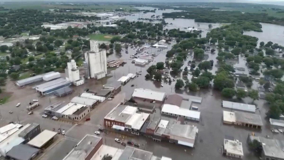 Flom og styrtregn i Iowa – småby evakueres med helikopter