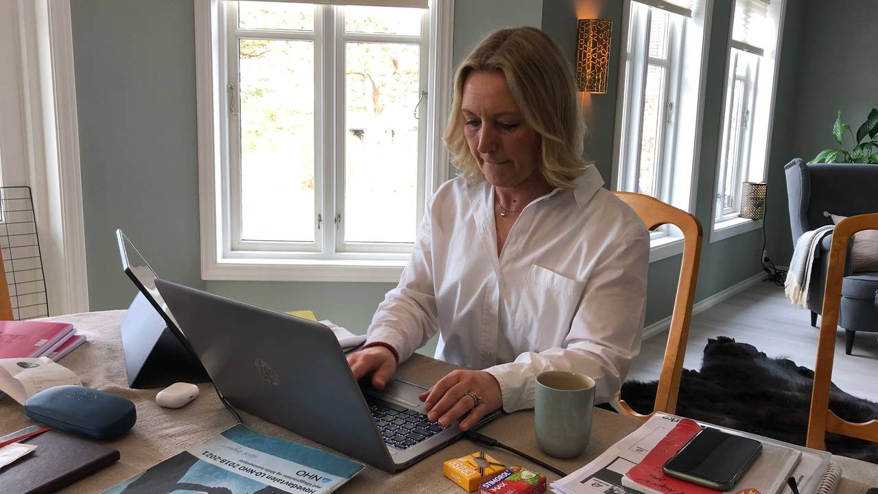Hjemmekontor. Helene Marie Naper bruker spisebordet. Har godt med dagslys fra mange vinduer.