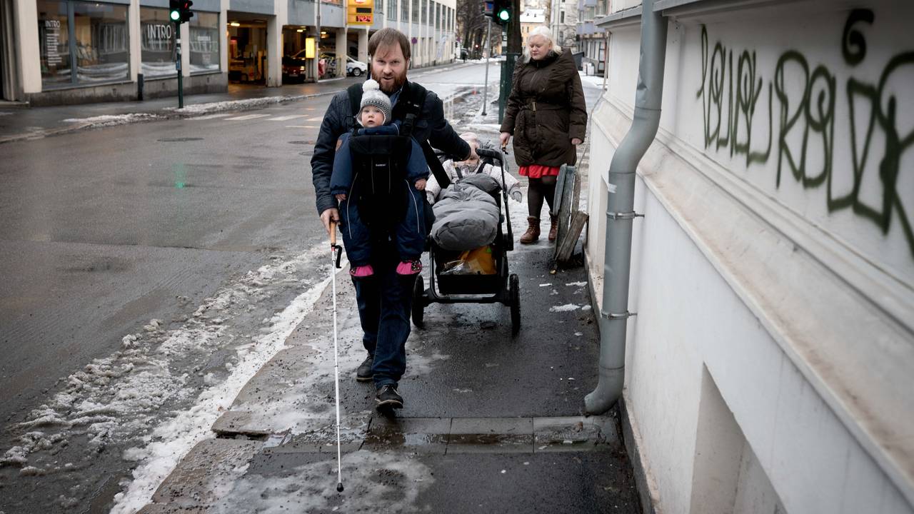 Familien er på vei til barnehagen. Bjørn Roger går foran, og trekker barnevognen etter seg. Det er kort vei til barnehage og jobb, noe som er viktig ettersom foreldrene ikke kan kjøre bil.