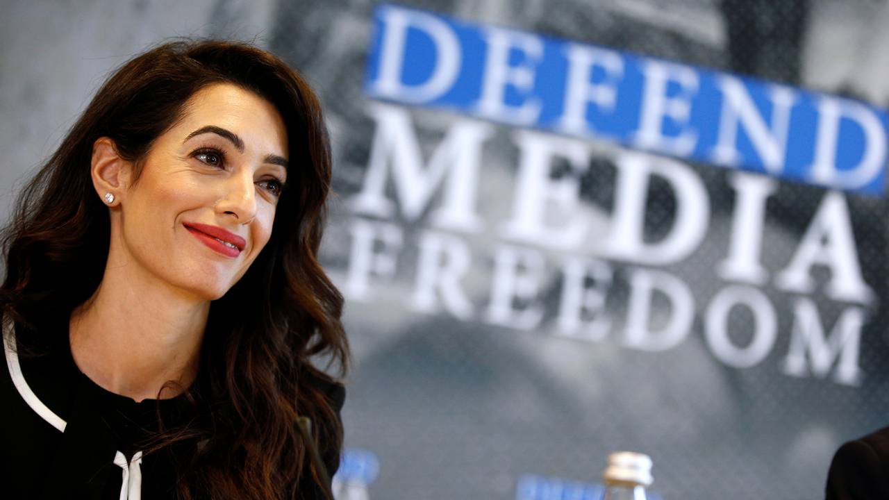 Menneskerettighetsadvokaten Amal Clooney på en pressekonferanse om pressefrihet 