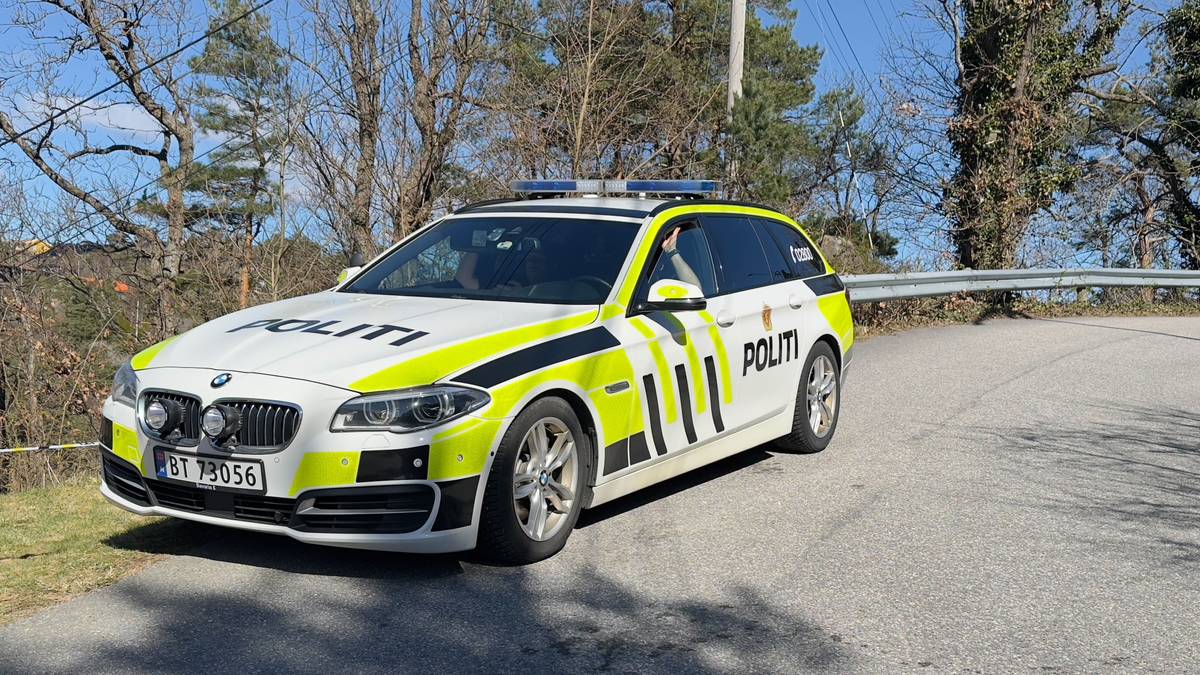 Bombetjenesten på vei etter funn av sprengstoff nær bolig