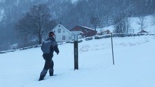 VÅT, VÅTARE, VÅTAST: Arve Wergeland har målt opp til saman nesten fire meter ned regn og snø i løpet av året på målestasjonen på Verkland i Gulen.