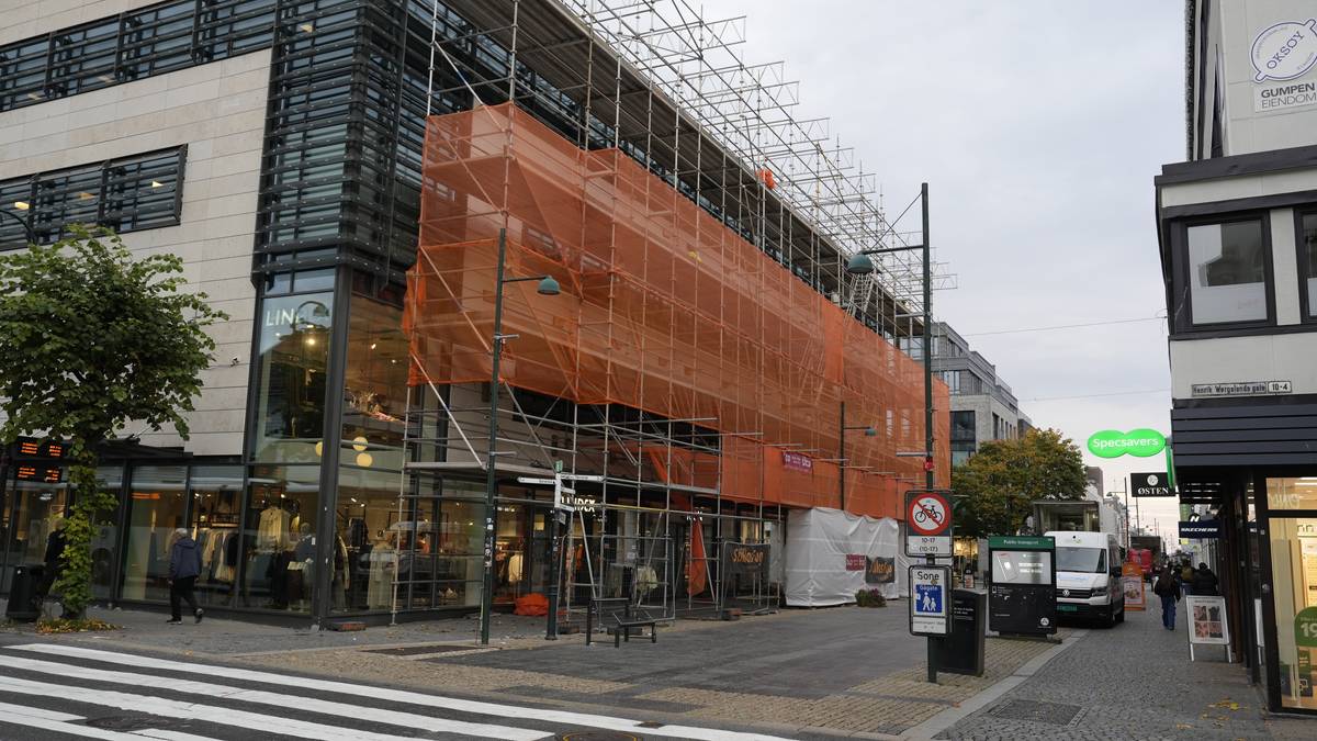 Sikrer bygningsstillaser før stormen