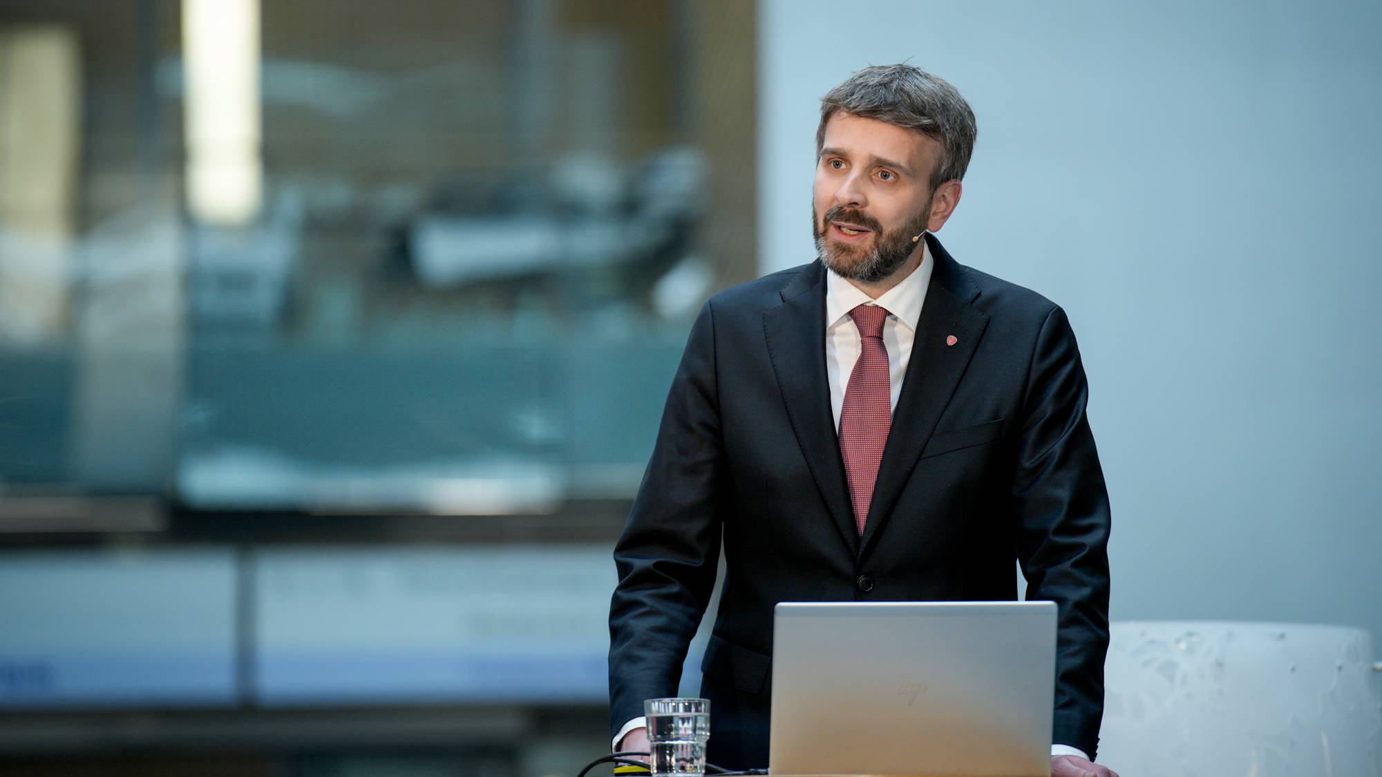 Lørenskog 20260619. Helse- og omsorgsminister Jan Christian Vestre (Ap) lanserer nye ventetidsmål for helsesektoren under en pressekonferanse ved Akershus universitetssykehus. Foto: Stian Lysberg Solum / NTB