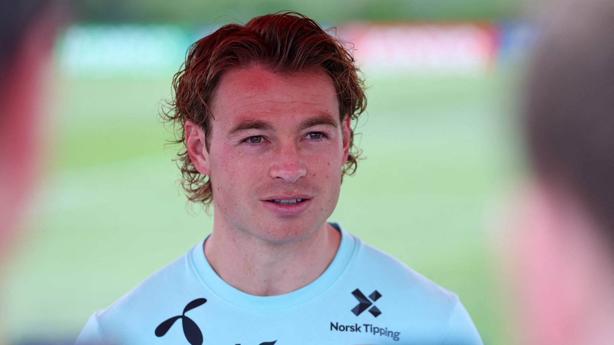 Fotballspiller Patrcik Berg i en lyseblå treningsdrakt fra det norske landslaget. (Bildebeskrivelsen er laget av en KI-tjeneste)