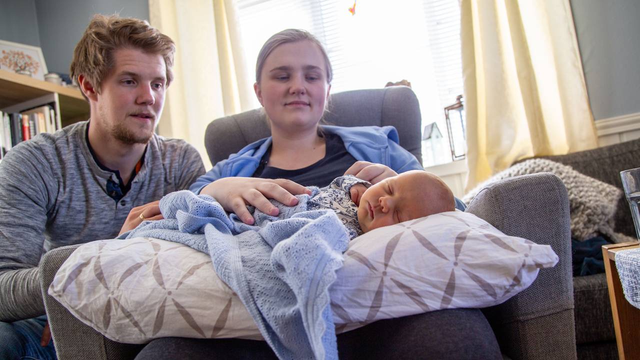 Kristoffer og Sunniva med sin nyfødte sønn Johan.
