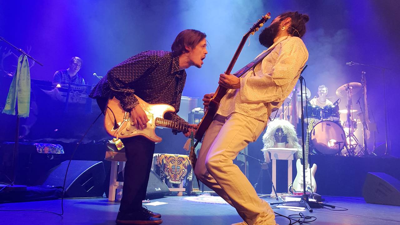 To gitarister mot hverandre på scenen